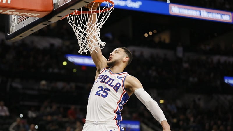 Der NBA-Spieler Ben Simmons versenkt einen Ball im Korb.