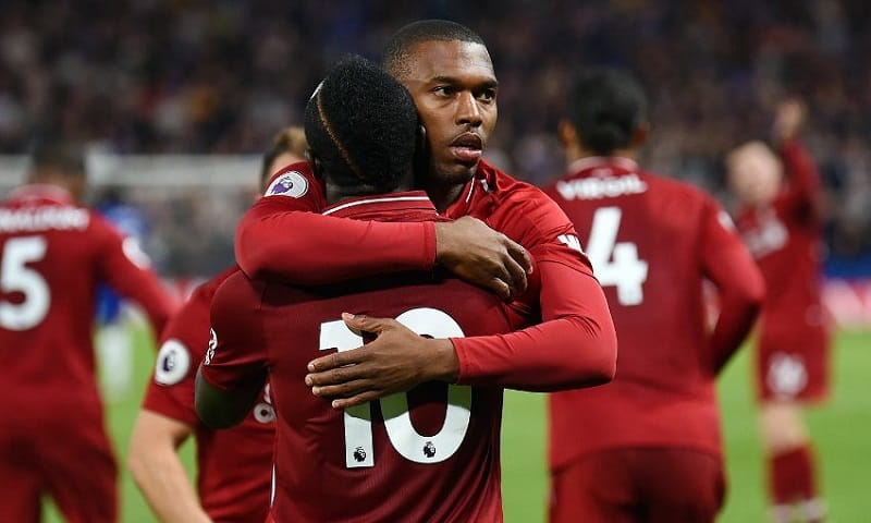 Daniel Sturridge jubelt mit den Spielern des Liverpool FC. 