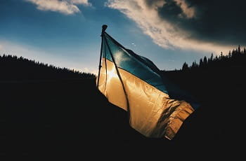 Eine Ukraine-Flagge im Wind.