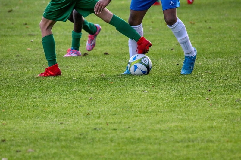 Jugendliche spielen Fußball.