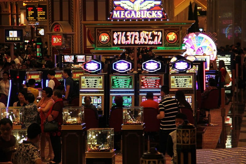 Spielgäste in einem Casino von Macau.