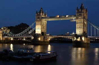 Ein Blick auf die Tower Bridge in London.