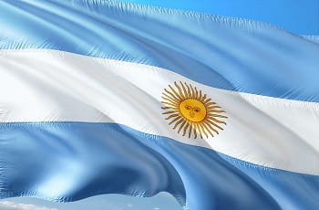 Eine argentinische Flagge im Wind.