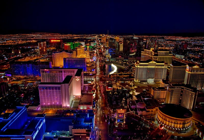 Der Las Vegas Strip von oben bei Nacht.