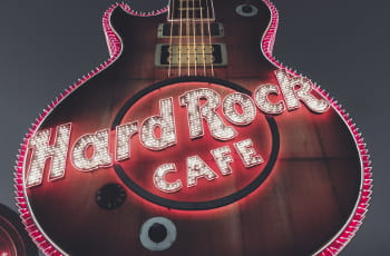 Das Gitarrenlogo eines Hard Rock Cafés.