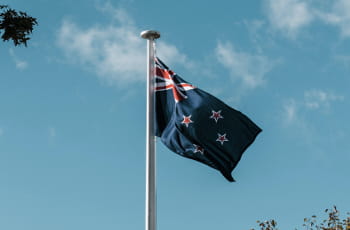 Eine neuseeländische Flagge im Wind.