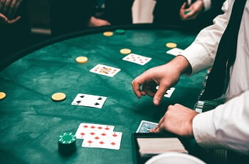 Ein Dealer verteilt Karten im Casino.