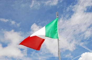 Eine italienische Flagge im Wind.