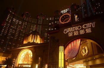 Die Außenfassade des legendären Studio City-Casinos in Macau.