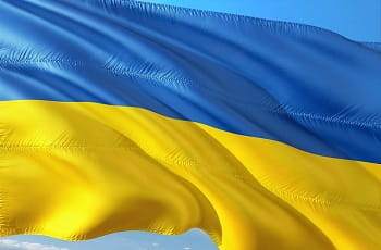 Eine Ukraine-Flagge im Wind.