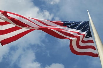 Eine US-Flagge im Wind.