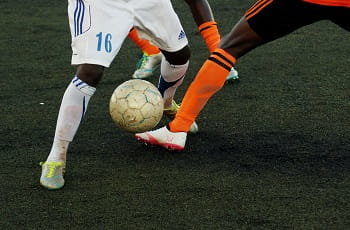 Fußballspieler im Zweikampf um den Ball.