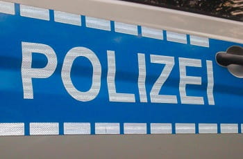 Ein Polizei-Schriftzug auf einem Polizeiwagen.