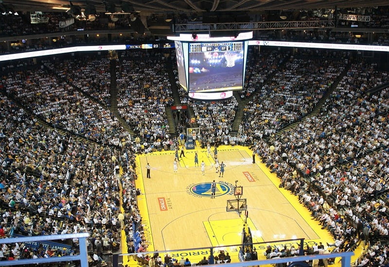 Das gefüllte Stadion des NBA-Teams Golden State Warriors.