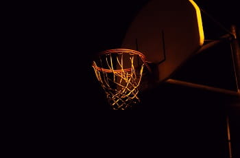 Ein Basketballkorb im Abendlicht.