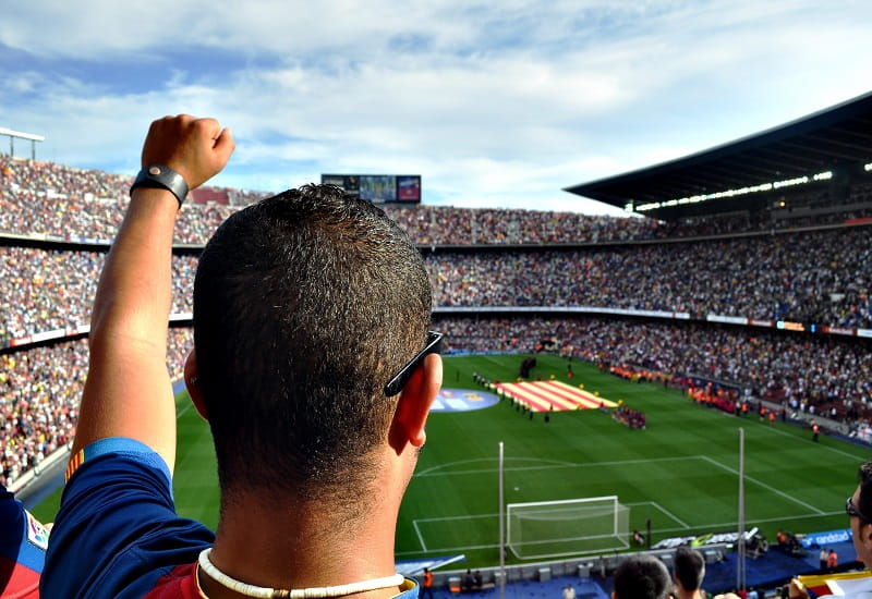 Ein Fan jubelt in einem spanischen Fußballstadion.