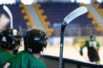 Eishockeyspieler der NHL auf der Reservebank.