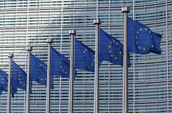 Europaflaggen vor dem EU-Kommissionsgebäude in Brüssel.