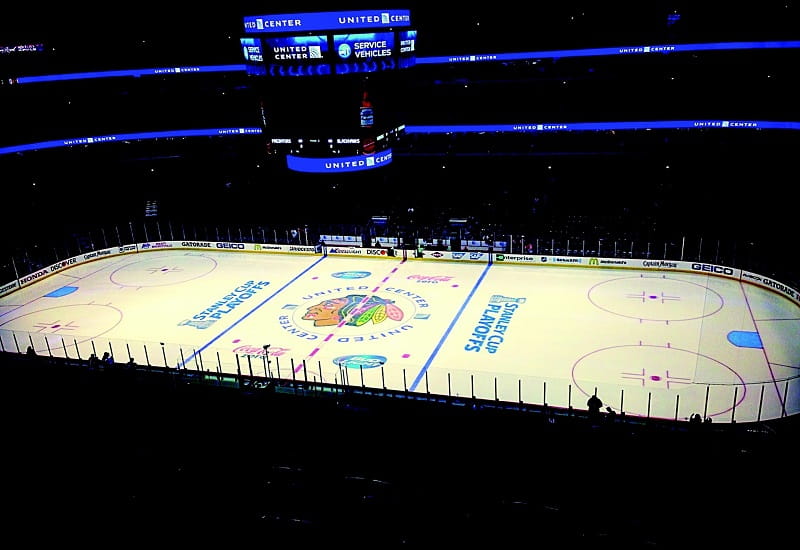 Das NHL-Stadion der Chicago Blackhawks vor einem Spiel.