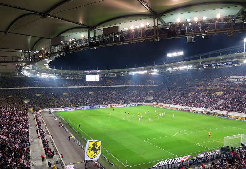 Tausende Fußballfans bei einem Spiel im Stuttgarter Stadion.