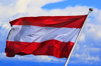 Eine österreichische Flagge im Wind.