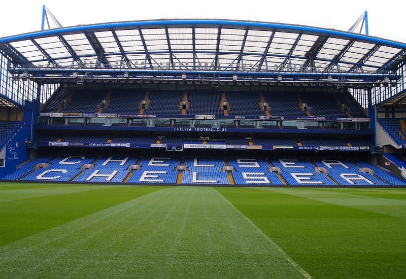 Die leeren Ränge des Fußballstadions FC Chelsea.