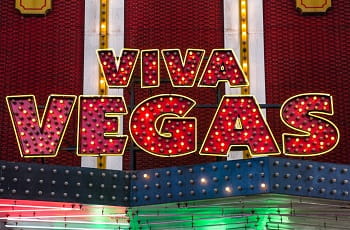 Eine Leuchtreklame mit dem Slogan Viva Vegas.