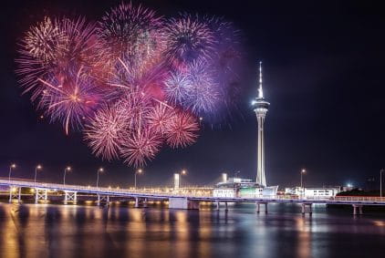 Ein Feuerwerk wurde nachts über Macau abgefeuert.