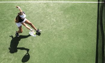 Eine Tennisspielerin nimmt im Moment einen Ball an.