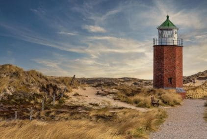 Ein für Sylt typischer Leuchtturm am Sandstrand von Sylt.