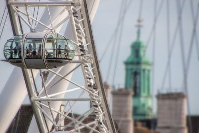 Londons Seilbahn AirLine, die über die Themse verläuft.