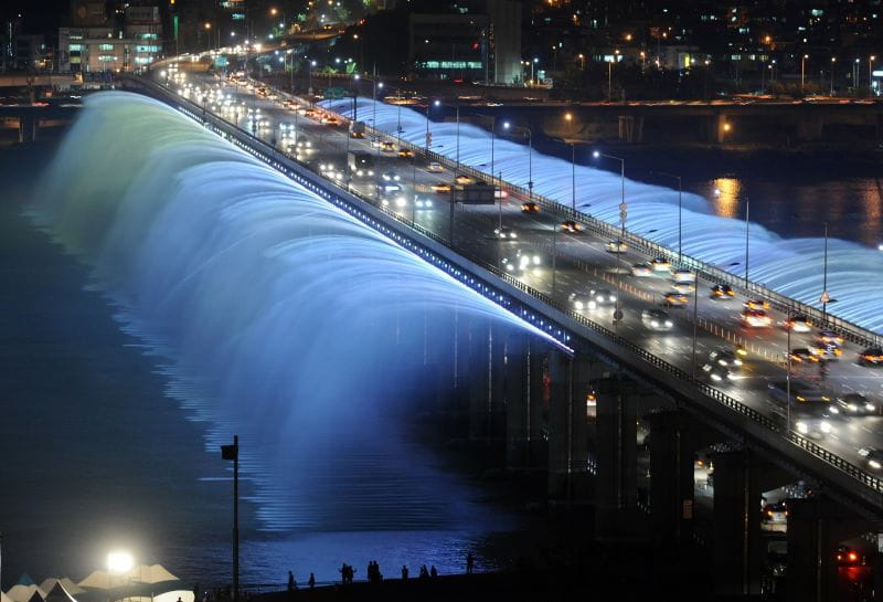 Die Hauptstadt Südkoreas bei Nacht – im Vordergrund ist eine Brücke.