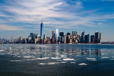 Manhattan mit seinen typischen Wolkenkratzern.