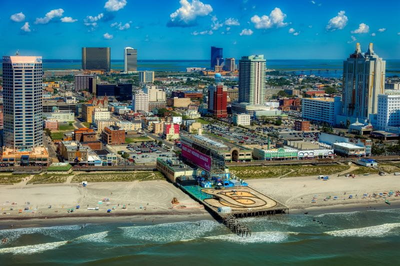 In Atlantic City stehen zwischen Hochhäusern kleine Häuser – die Stadt befindet sich direkt am Strand.